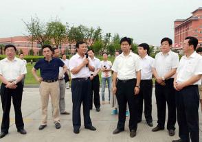 2013年7月12日，时任淮安市市长曲福田视察乐鱼技改项目。